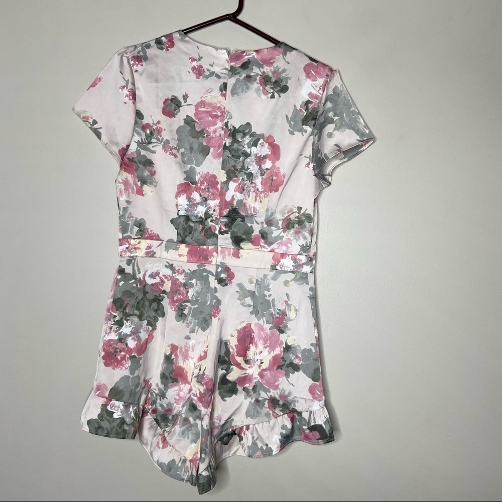 NWT Bebe Women's Floral V-Neck Short Sleeve Ruffle Romper Size 10 - Picture 3 of 7